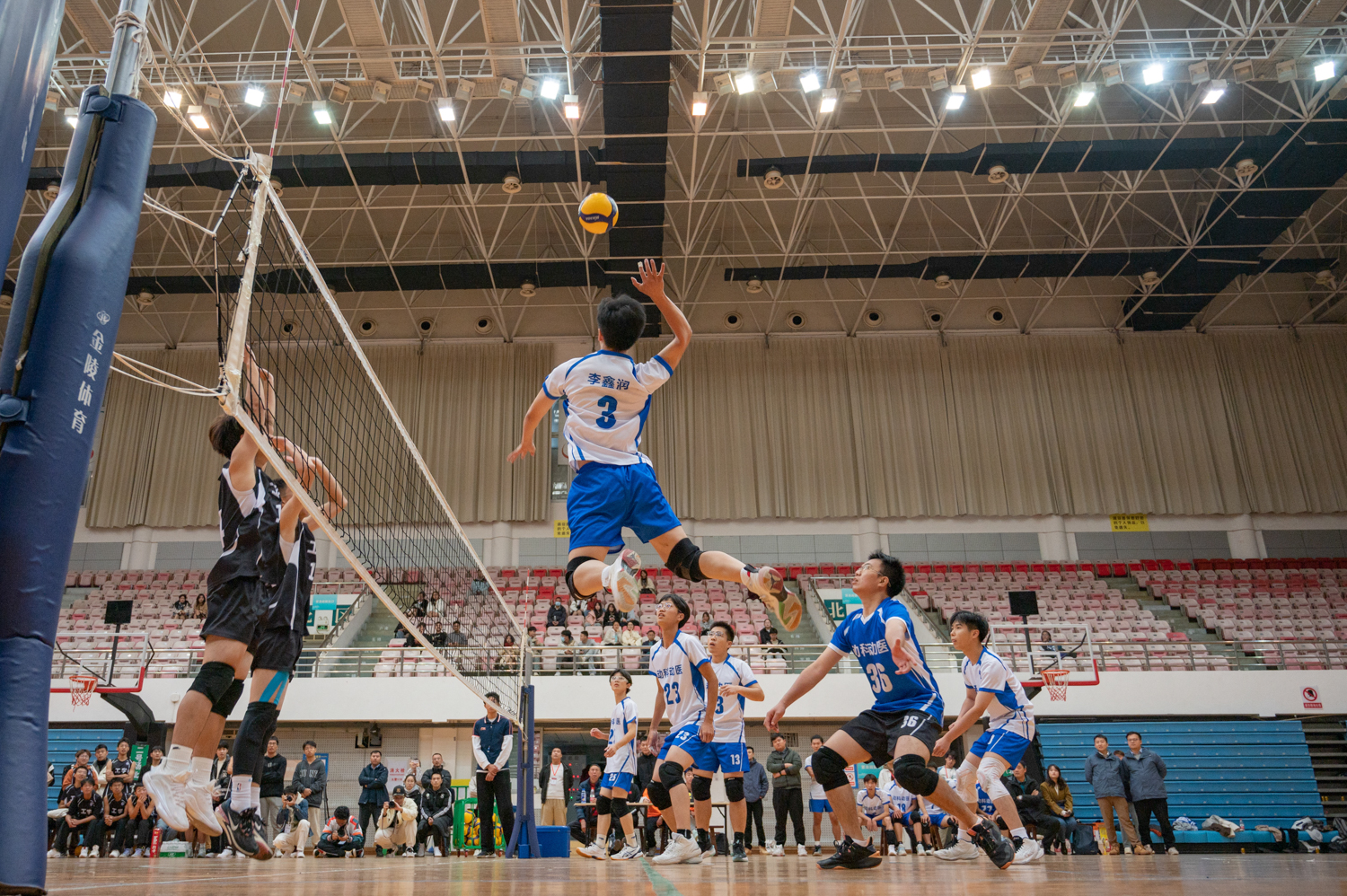 英国365集团3号扣球瞬间（学通社记者 许可 摄）