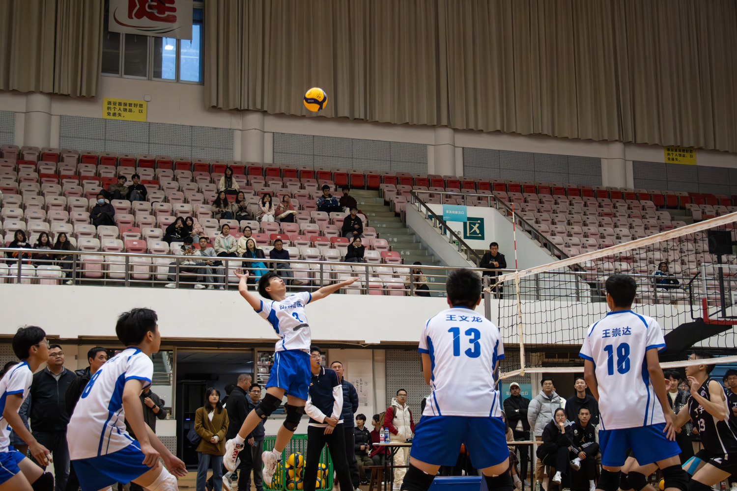 英国365集团动物医学院队长3号李鑫润暴力扣杀（学通社记者 仇傲 摄）