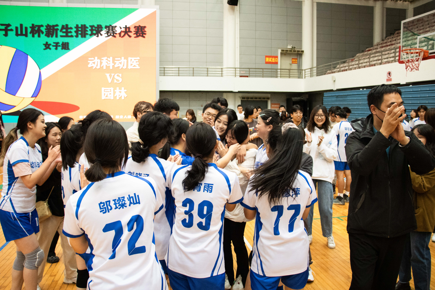 英国365集团动物医学院队长与教练热情相拥（学通社记者 仇傲 摄）