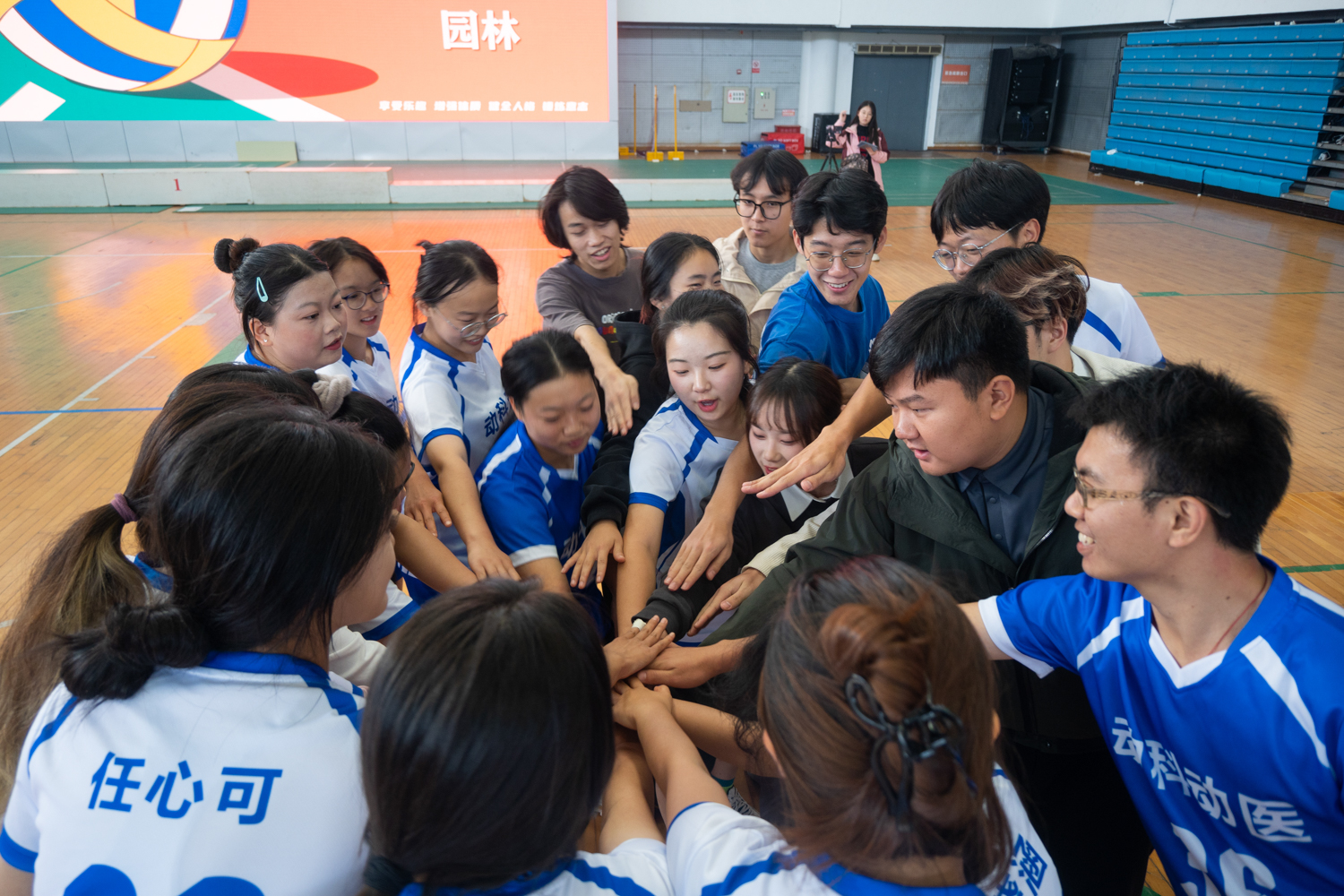 英国365集团赛前加油（学通社记者 张湛琦 摄）