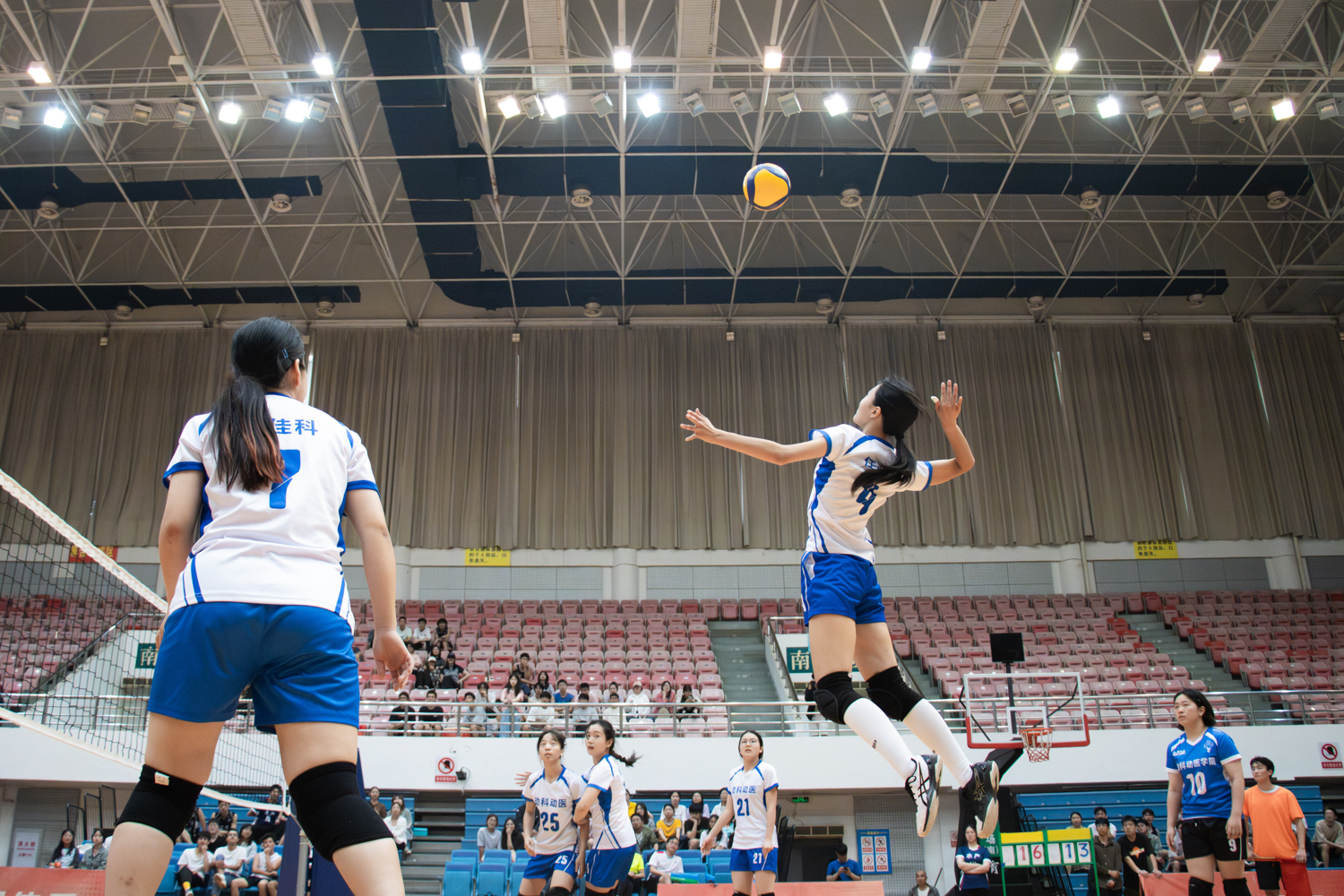 英国365集团4号任心可暴力扣球（学通社记者 仇傲 摄）