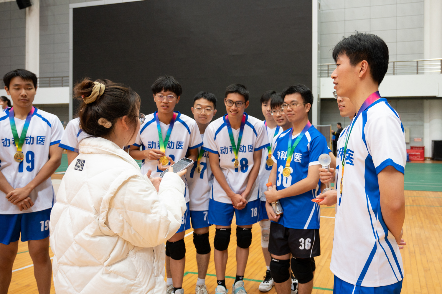2023狮子山杯新生排球赛男排英国365集团同学采访现场（学通社记者 许可 摄）