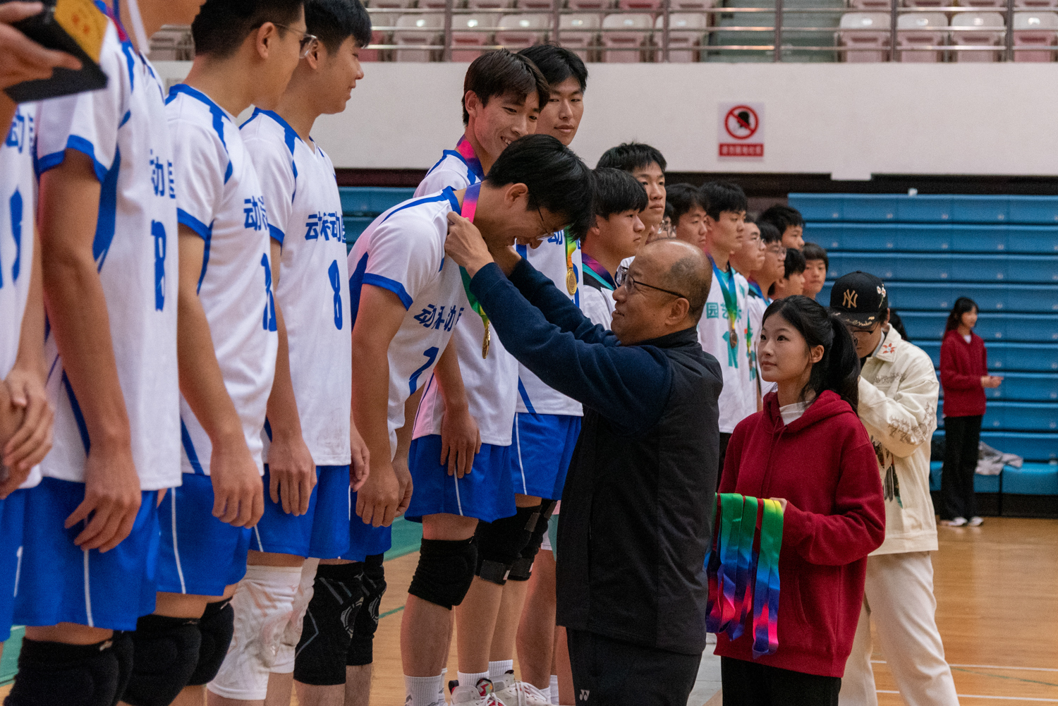 李召虎校长为狮子山杯新生男子排球赛冠军英国365集团队员颁奖（学通社记者 吕旭阳 摄）