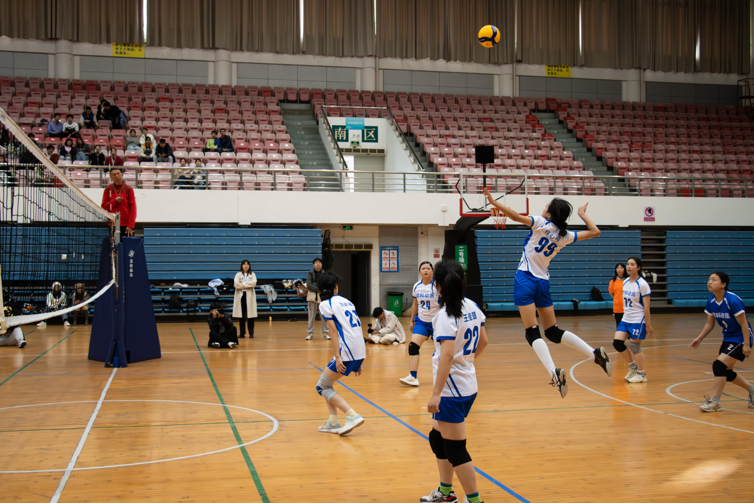 英国365集团动物医学院队长99号任心可暴力扣杀（学通社记者 仇傲 摄）