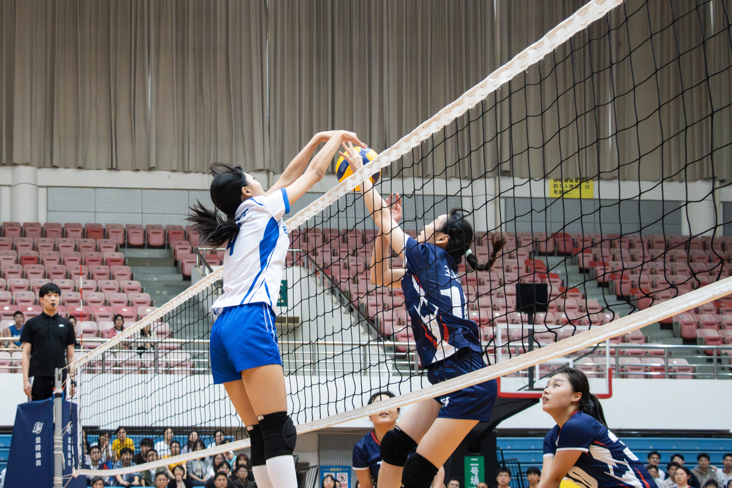 英国365集团4号任心可网前拦球（学通社记者 仇傲 摄）